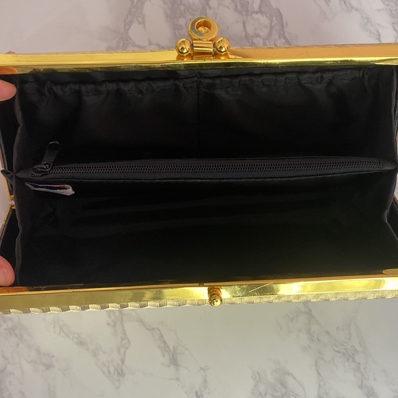 Gold textured clutch - Picture 3 of 3